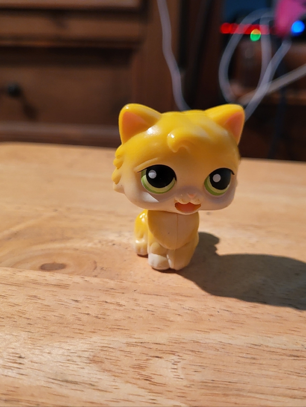 Littlest Pet Shop Magic Motion Persian Cat Yellow Dot Eyes Moving Licking Tongue